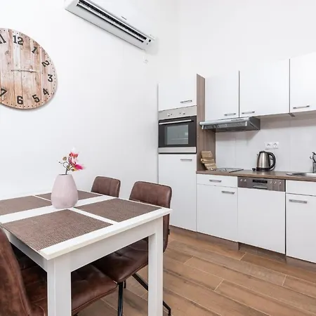 Apartment Lux - Sea View, Near The Beach And Center